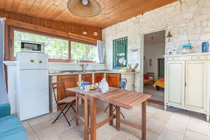 Fridge, microwave, stovetop, coffee/tea maker - La Porta Sul Mare - on the sea, Diso, Italy (Diso)