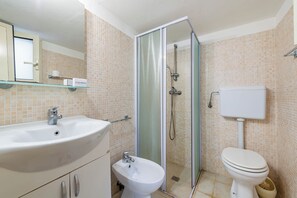 Een douche, een bidet, handdoeken