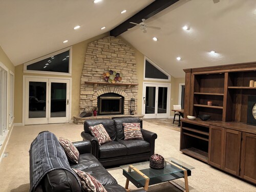 Private In City retreat 12+ Guests 4 bedrooms 3.5 Bath +Bonus Kitchen downstair