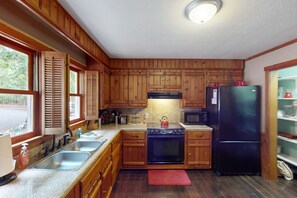 Fridge, microwave, oven, stovetop - Perfect retreat for families surrounded by nature w/firepit (Moneta)