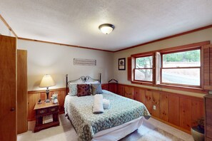 3 bedrooms, iron/ironing board, internet, bed sheets - Perfect retreat for families surrounded by nature w/firepit (Moneta)