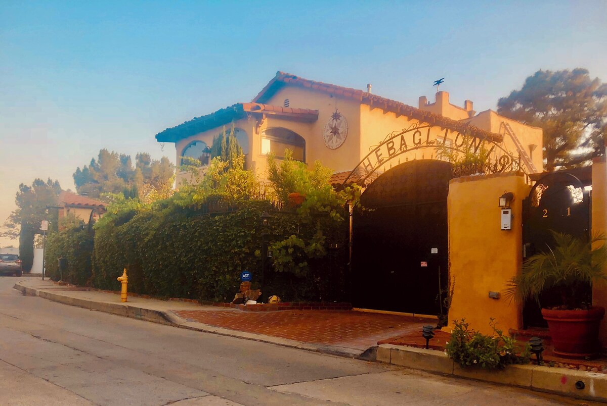 The Ultimate Hollywood Hills Paradise: A Stylish Suite & Patio with Epic Views!
