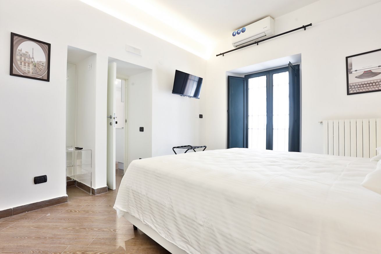 1 dormitorio, tabla de planchar con plancha, wifi y ropa de cama