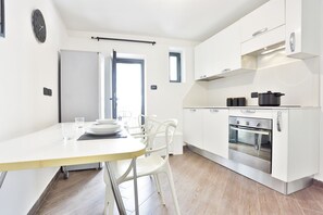 Fridge, oven, stovetop, cookware/dishes/utensils - GuestHost - Casetta Duomo - Urban oasis in the city center (Salerno)