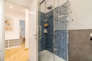 Shower, hair dryer, bidet - GuestHost - Genova Brignole Modern and Central Apartment (Genova)