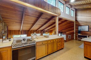 Fridge, microwave, oven, stovetop - Family-friendly lakefront home with gas bbq, wifi and covered deck (Hoodsport)