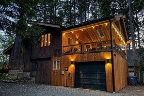 Exterior - Family-friendly lakefront home with gas bbq, wifi and covered deck (Hoodsport)