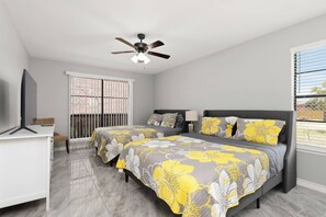 2 bedrooms, desk, iron/ironing board, travel cot - The 3 Queen Modern by 802 & Paredes (Brownsville)