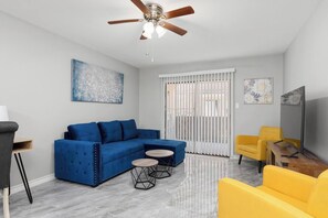 Smart TV - The 3 Queen Modern by 802 & Paredes (Brownsville)