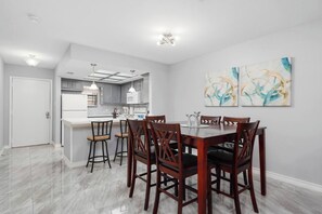 Dining - The 3 Queen Modern by 802 & Paredes (Brownsville)