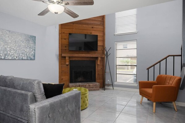 Smart TV, fireplace