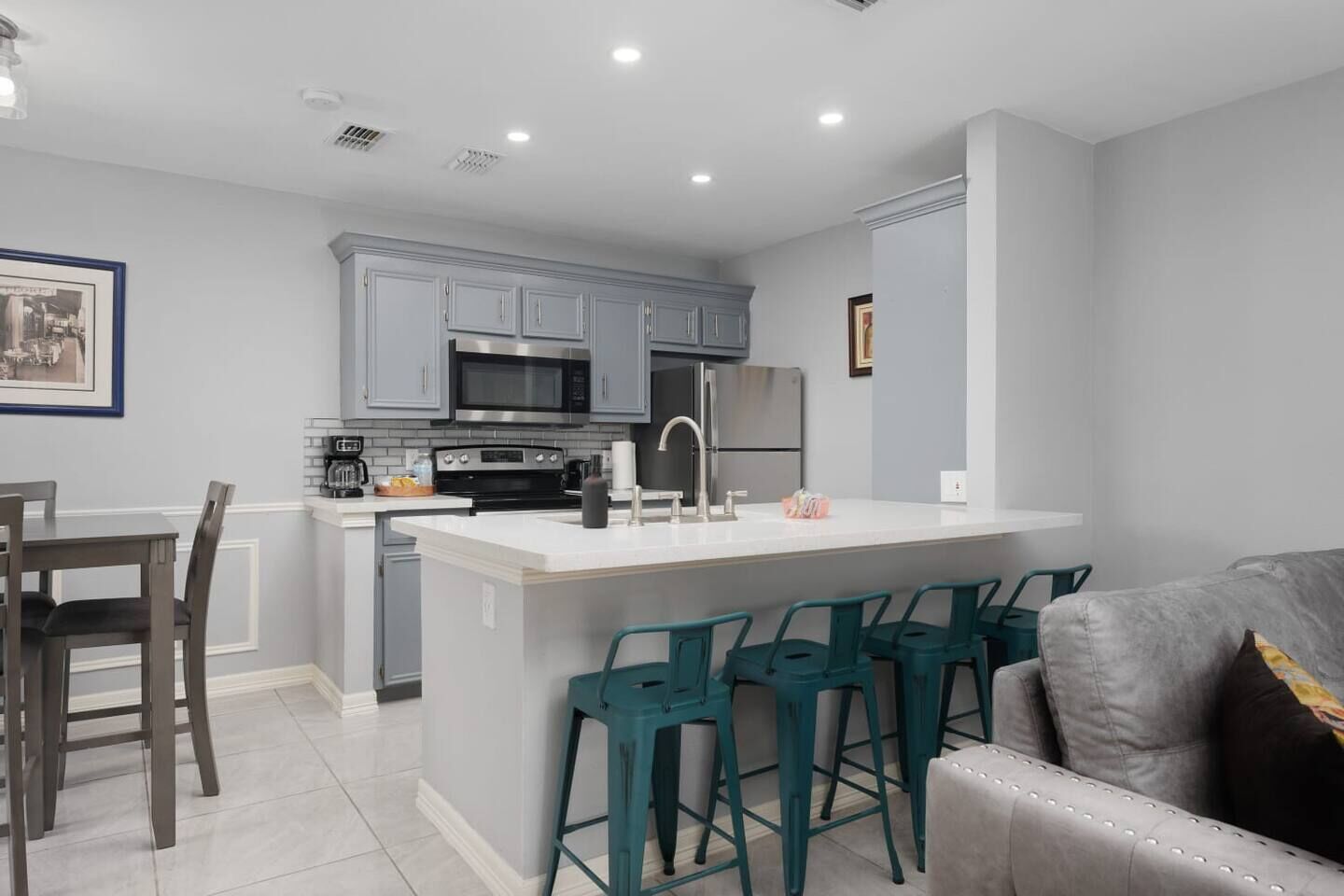 Refrigerador, microondas, horno y parrilla de estufa 