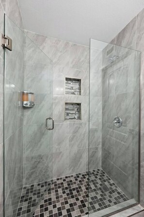 Een douche, een haardroger, handdoeken