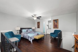 1 室のベッドルーム、デスク、アイロン / アイロン台、旅行用ベビーベッド