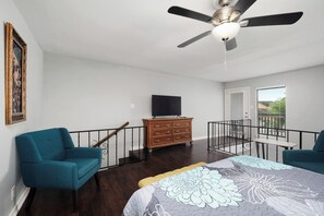 1 slaapkamer, een bureau, een strijkplank/strijkijzer, reisbedje