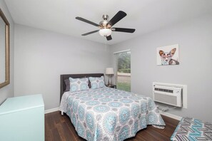 1 habitación, escritorio, tabla de planchar con plancha y cuna de viaje