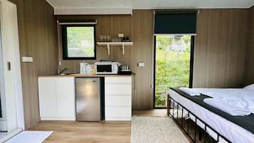 1 bedroom, bed sheets