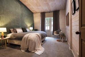 6 bedrooms, iron/ironing board, WiFi, bed sheets