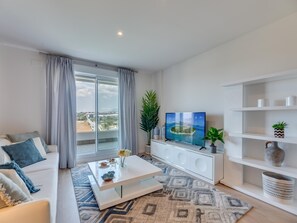 TV - 3 BDRM Luxury Apt w Rooftop Pool Stunning Views (Marbella)