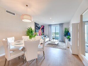 Dining - 3 BDRM Luxury Apt w Rooftop Pool Stunning Views (Marbella)