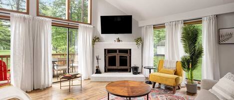 Televisión, chimenea, estéreo y oficina