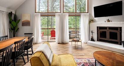 Modern chalet w/hot tub, fire pit & porch