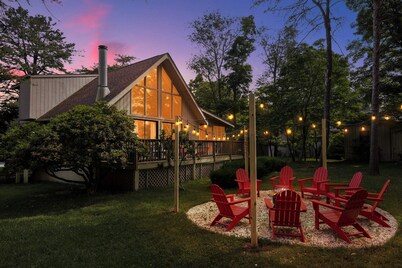 Chalet w Hot Tub, Deck, Fire Pit, Wifi, Resort Fun