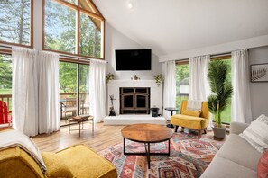 TV, peis, stereoanlegg og kontorer