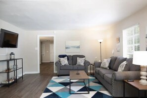 TV - Spacious Home, 4 Bedrooms, with 2 Baths & Fun Game Room! (Birmingham)