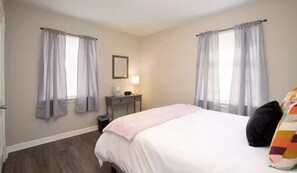 20 bedrooms, iron/ironing board, WiFi, bed sheets - Spacious Home, 4 Bedrooms, with 2 Baths & Fun Game Room! (Birmingham)