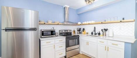 Refrigerador, microondas, horno, placa de cocina