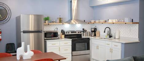 Kjøleskap, mikrobølgeovn, ovn og kokeplater