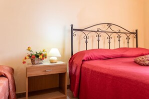 2 habitaciones, tabla de planchar con plancha y cuna de viaje 