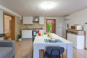 Een koelkast, een microgolfoven, een oven, een kookplaat