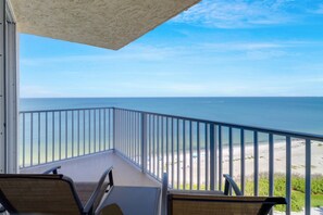 Property grounds - Unforgettable 12th Floor Sunsets! Gorgeous Beachfront & Gulf View! Over $150 Free Daily Activities! (Fort Myers Beach)