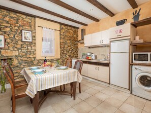 Fridge, microwave, dishwasher, cookware/dishes/utensils