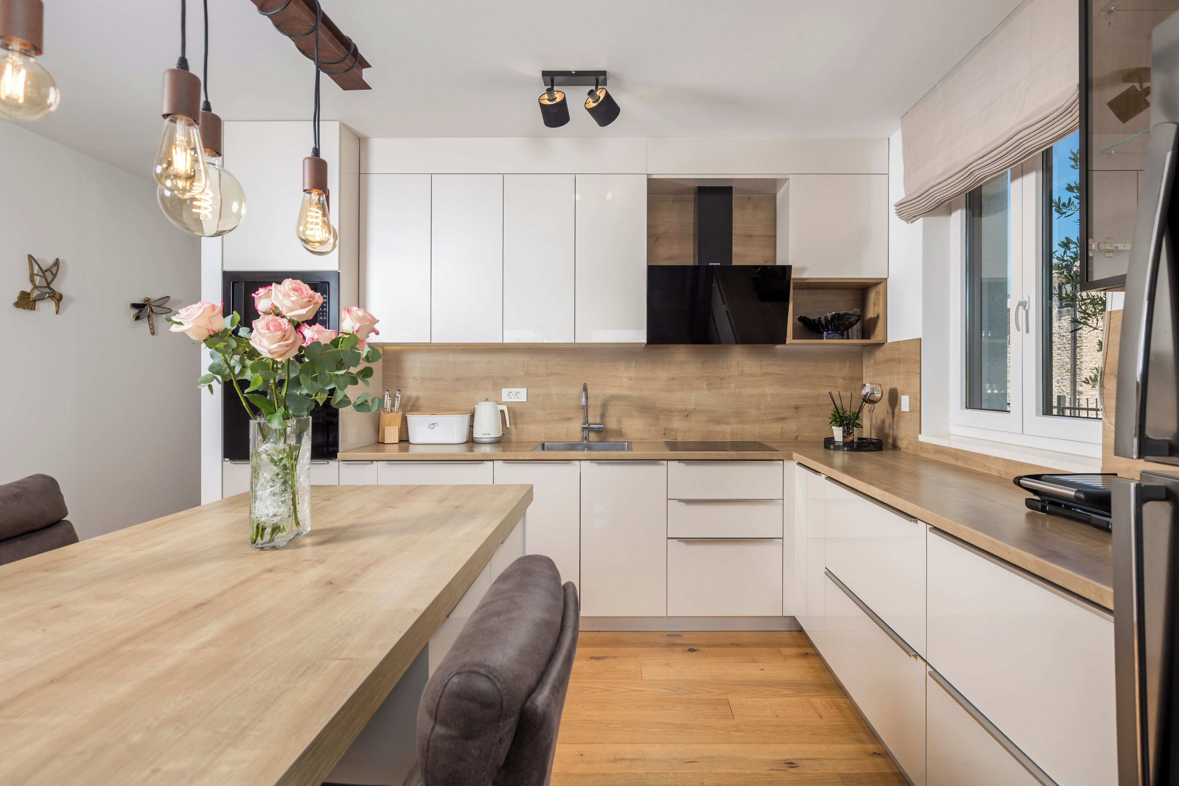 Kylskåp, mikrovågsugn, ugn och spishäll