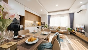 Apartemen Eksekutif, balkon | Makan di kamar
