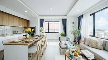 Apartamento luxo, vista para o lago | Área de estar | TV de tela plana 52 polegadas com canais a cabo