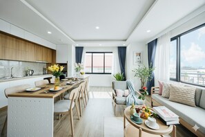 Deluxe Apartment, Lake View | Living area