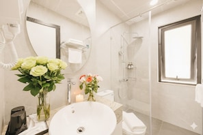 Deluxe Suite, Lake View | Bathroom | Shower, rainfall showerhead, free toiletries, hair dryer
