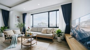 Apartemen Deluks, pemandangan danau | Area keluarga | Televisi layar datar 52-inci dengan saluran TV kabel