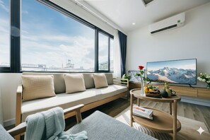 华丽公寓, 湖景 | 起居区 | 52-英寸纯平电视(配备有线频道)