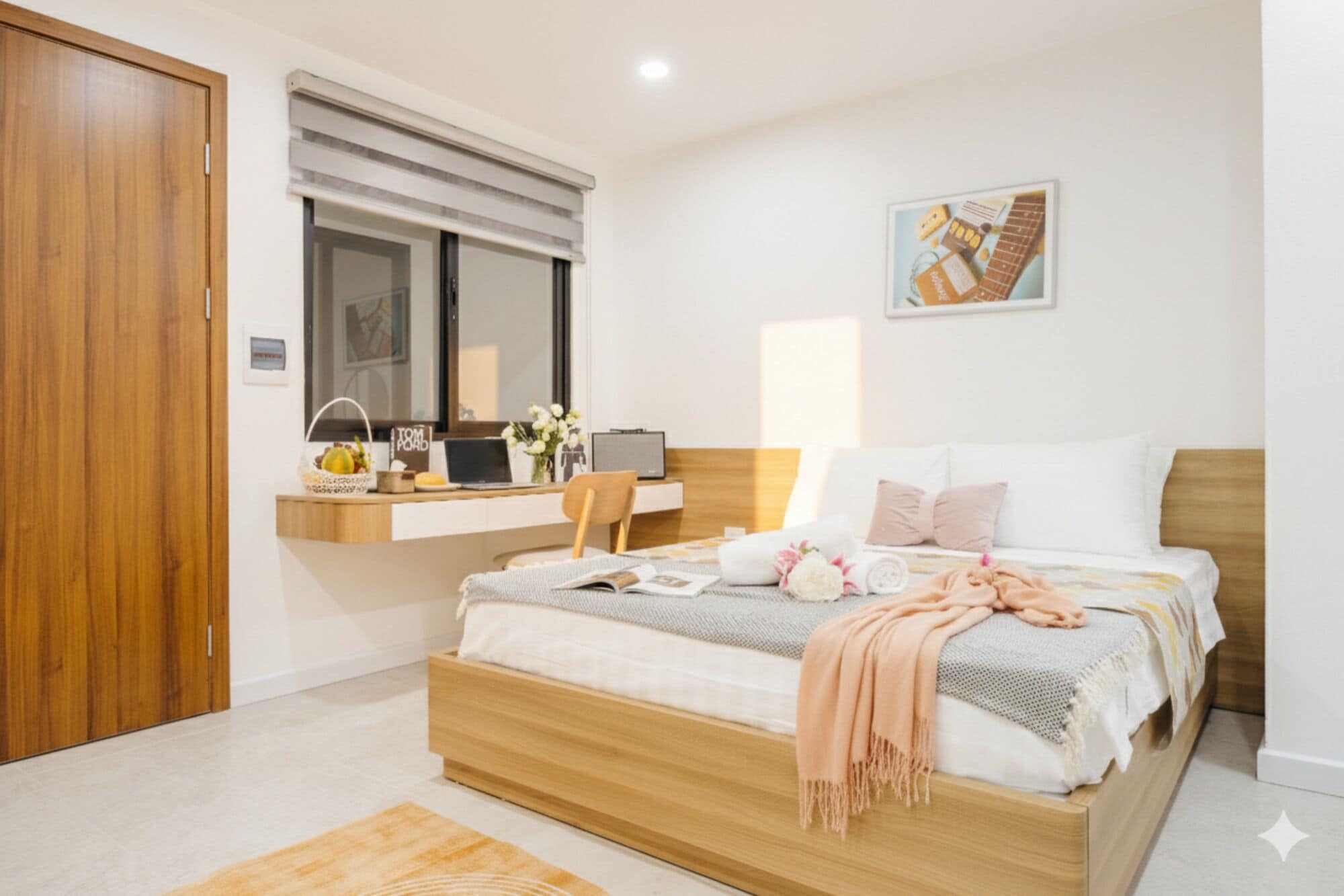 Un dormitorio con una cama de madera, un escritorio con una computadora portátil, una silla y una ventana con persianas.