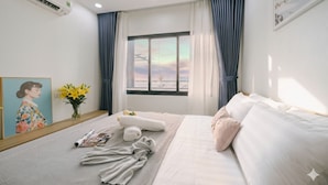 Suite Deluks, pemandangan danau | Minibar gratis, meja kerja, tirai kedap cahaya, dan kedap suara