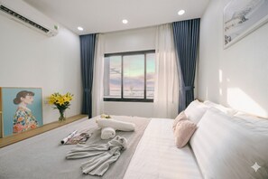 Suite Deluxe, vista lago | Minibar con snack e bevande gratuite, una scrivania, tende oscuranti