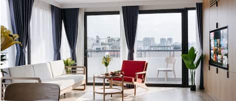 Suite Deluxe, vistas al lago | Zona de estar | Televisión de pantalla plana de 52 pulgadas con canales por cable