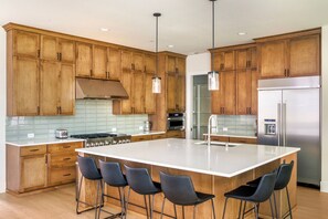 Kylskåp, mikrovågsugn, ugn och diskmaskin