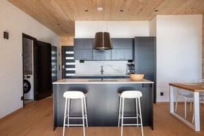 Frigorifero, forno, piano cottura, lavastoviglie