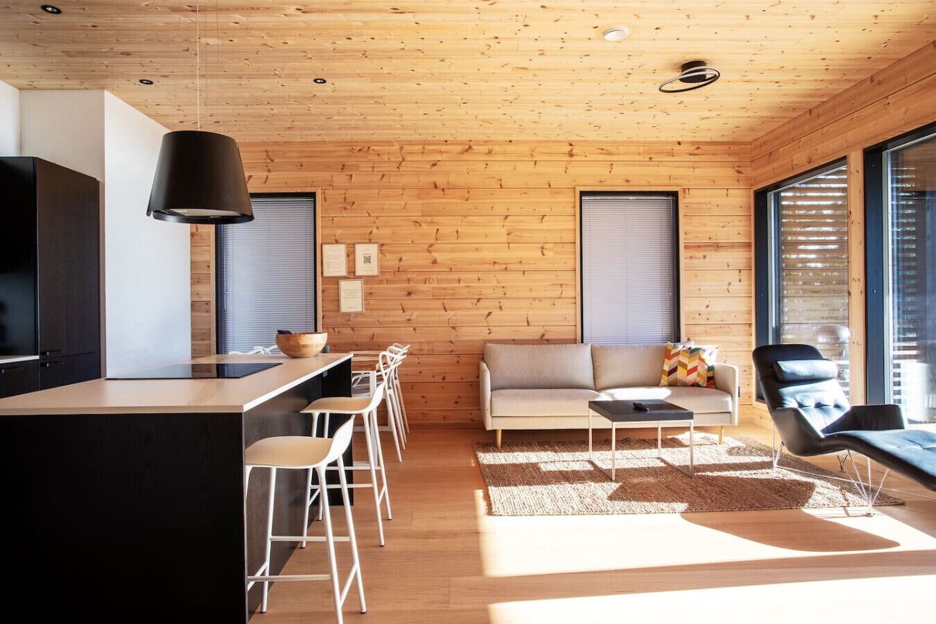 Fernseher, Kamin, Stereoanlage